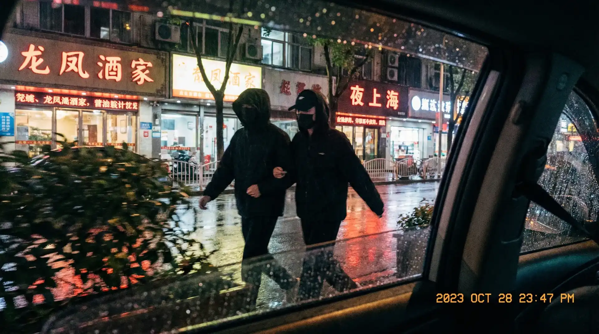 星空体育 - 顶流明星深夜密会现场抓拍照片